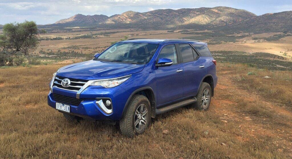 Японский концерн Toyota всегда старается радовать автовладельцев интересными моделями своих авто. В 2018 г в серийное производство поступил обновлённый рамный внедорожник с названием модели Fortuner.-2