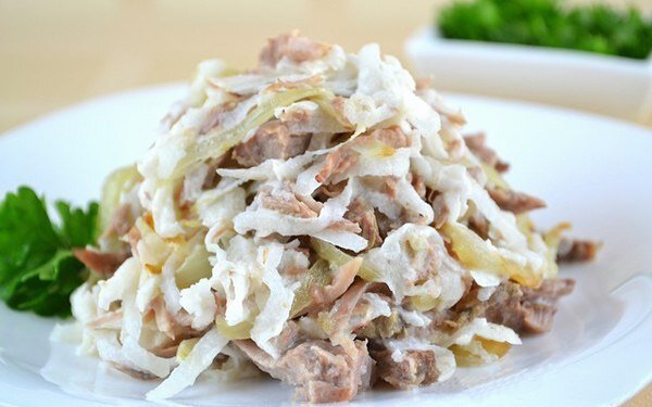 Салат из  отварной говядины и редьки с майонезом