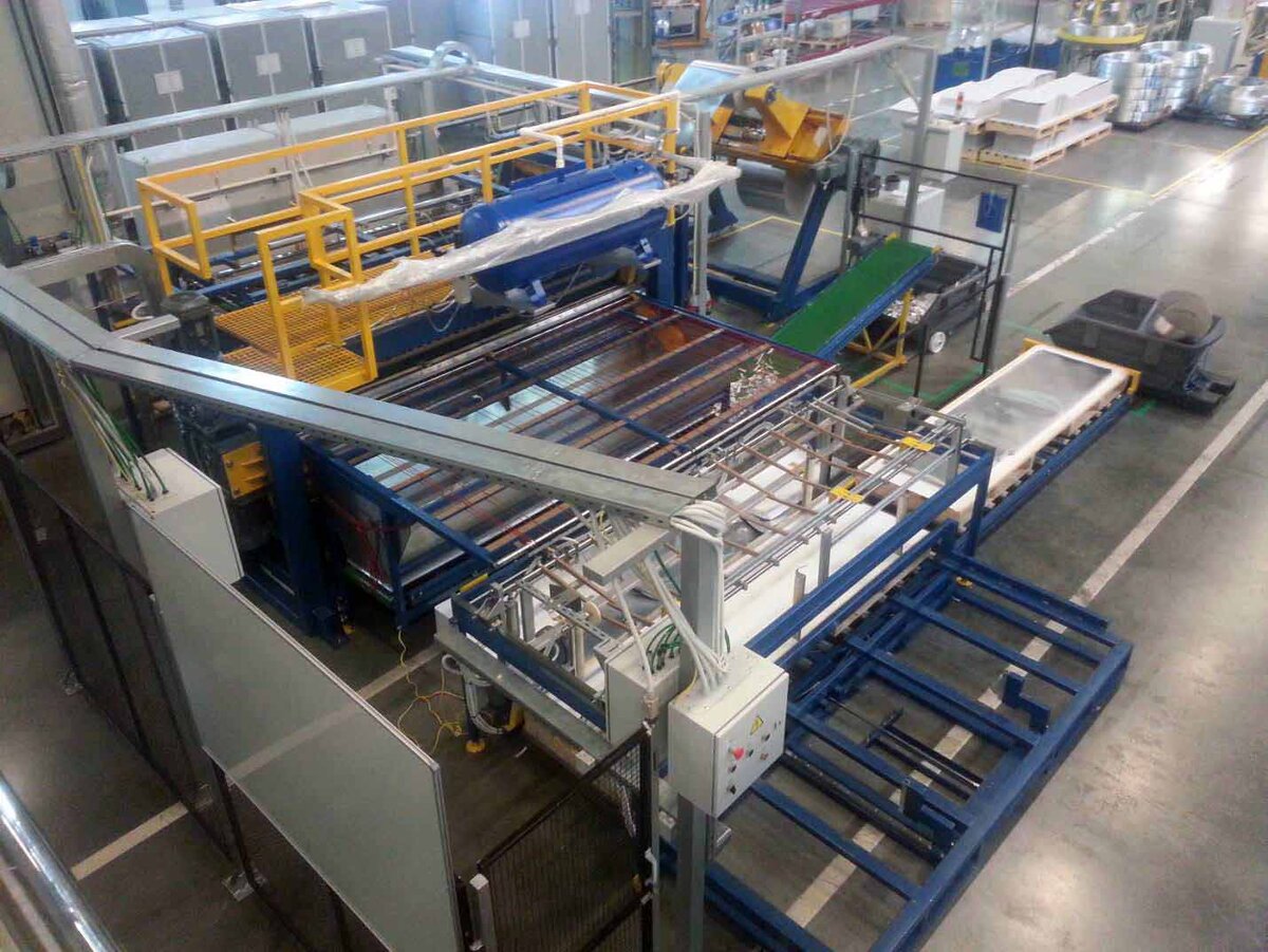 Вообще, автоматизированные производства частенько выглядят так, будто это офис или выставочный стенд
