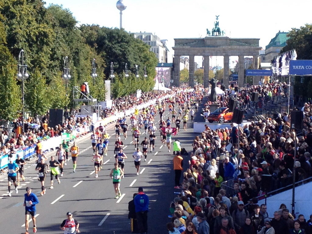 Большой забег. Берлинский марафон. Berlin Marathon. Берлинский марафон культур. Марафон в Германии фото со стороны.