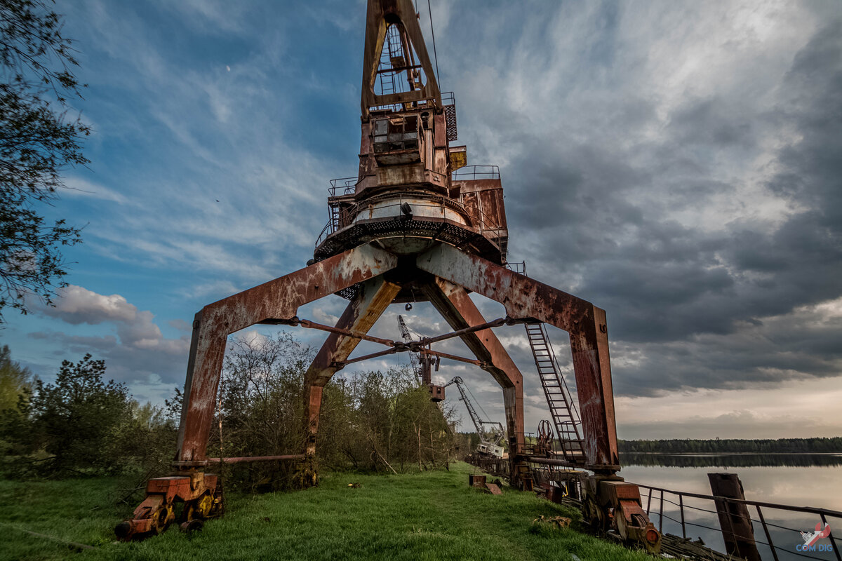 Старый кран. Портовые краны Припять. Портовые краны Чернобыль. Чернобыль порт. Речной порт Припять.