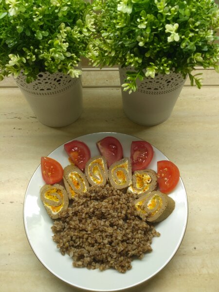 Фотография ужина: печеночный рулет, гречка и помидор