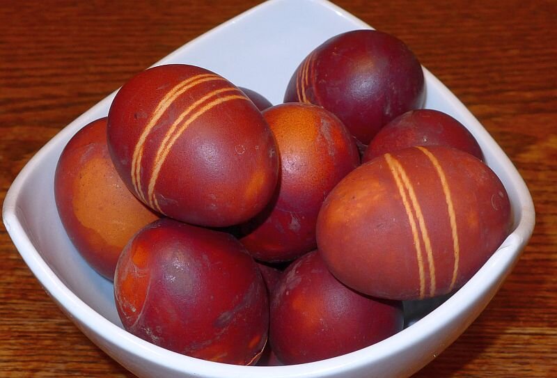 Намотайте перед варкой веревочку на яйцо - и это создаст красивый узор!