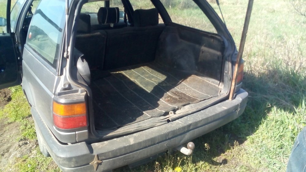 Пассат заряжен полезными ништяками, но все было вытащено, уже и поставлено рядом