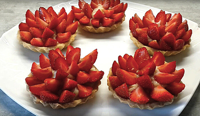 корзиночки с кремом и клубникой