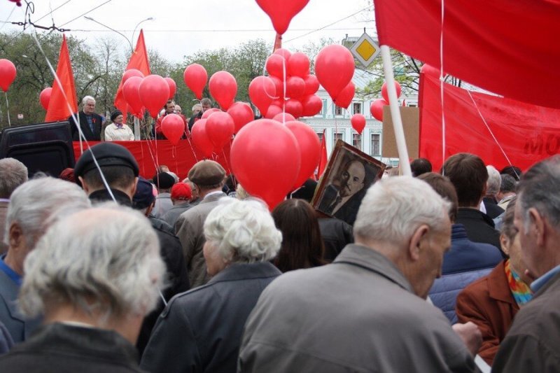 Усть-лабинские коммунисты решили провести городской митинг и добились у администрации соответствующего разрешения. 
Яркие баннеры со словами «Усть-Лабинск: с нас хватит!» были распространены среди горожан через вотсап и социальные сети. На вопрос, против чего собираются митинговать члены КПРФ, отвечает сам баннер: 
