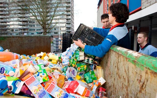 Выбросили товар в мусорку.  Фото с сайта Ока.фм. 