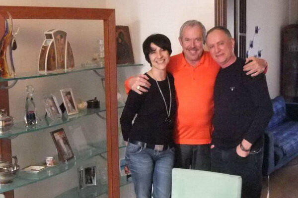 Фантастический панорамный вид на бескрайнее море и зеленую растительность