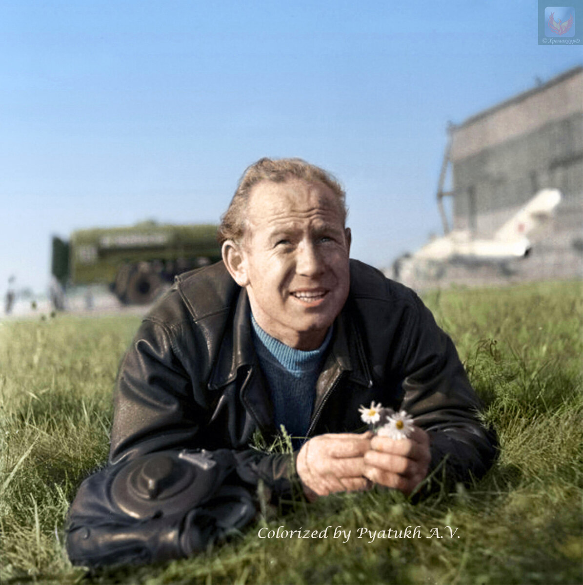 Алексей Леонов перед тренировочным полётом на истребителе "МиГ-15". Колоризированное фото. Чёрно-белый оригинал взят из открытых источников.

