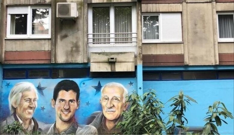 Фреска изображает Джоковича за пределами квартиры, где он останавливался во время бомбежки Белграда в 1999 году