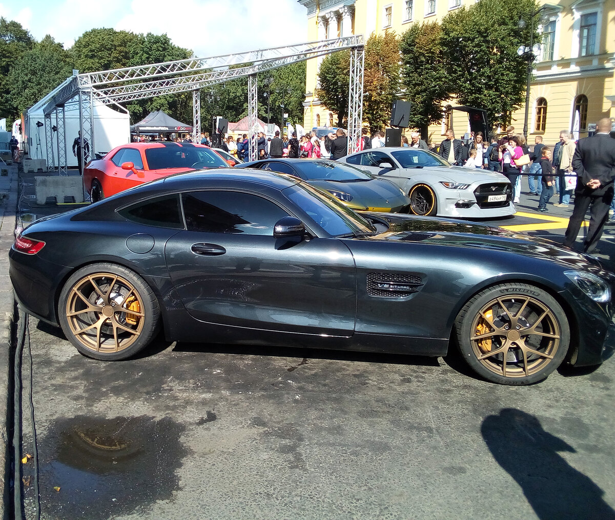 Экспозиция спортивных авто на Toro Rosso Showrun powered by Neste 24 августа 2019 года в Санкт-Петербурге.