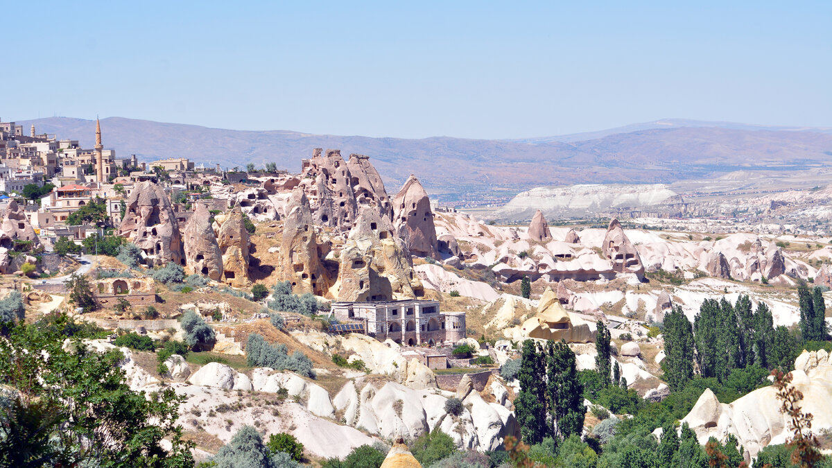 Каппадокия. Вид из долины Голубей на пещерный город. Июль 2019 г. Фото автора.