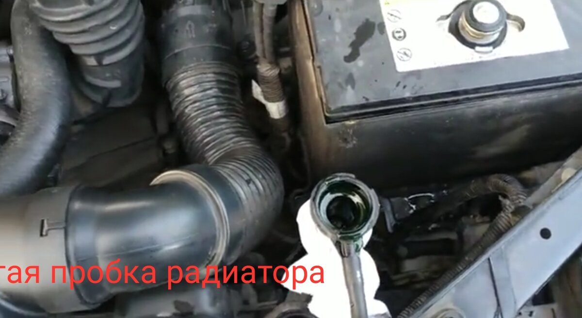 Не стоит открывать крышку радиатора при работающем двигателе