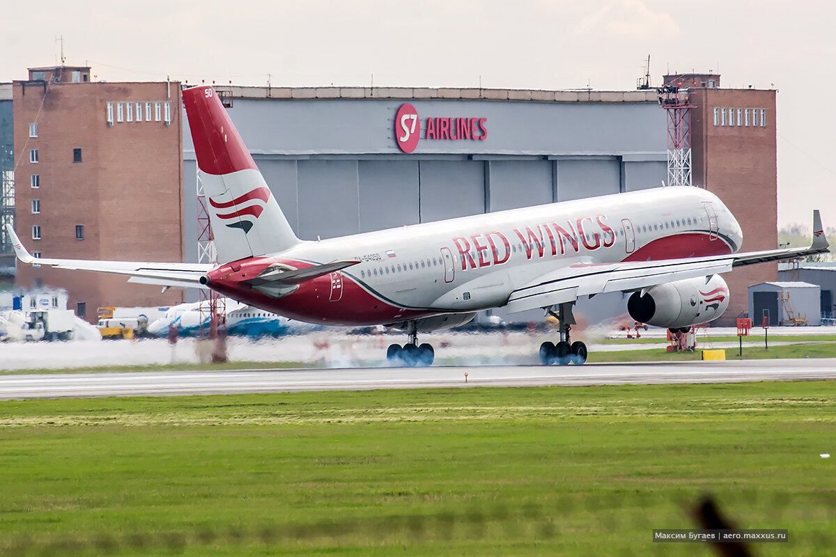 Red wings рейсы. Red Wings Airlines авиакомпания. Airbus a220 Red Wings. Аэробус а-220 ред Вингс. Red Wings wz704.