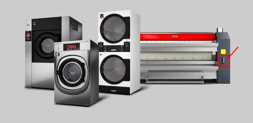 красным выделена ручка для прокручивания белья в каландре