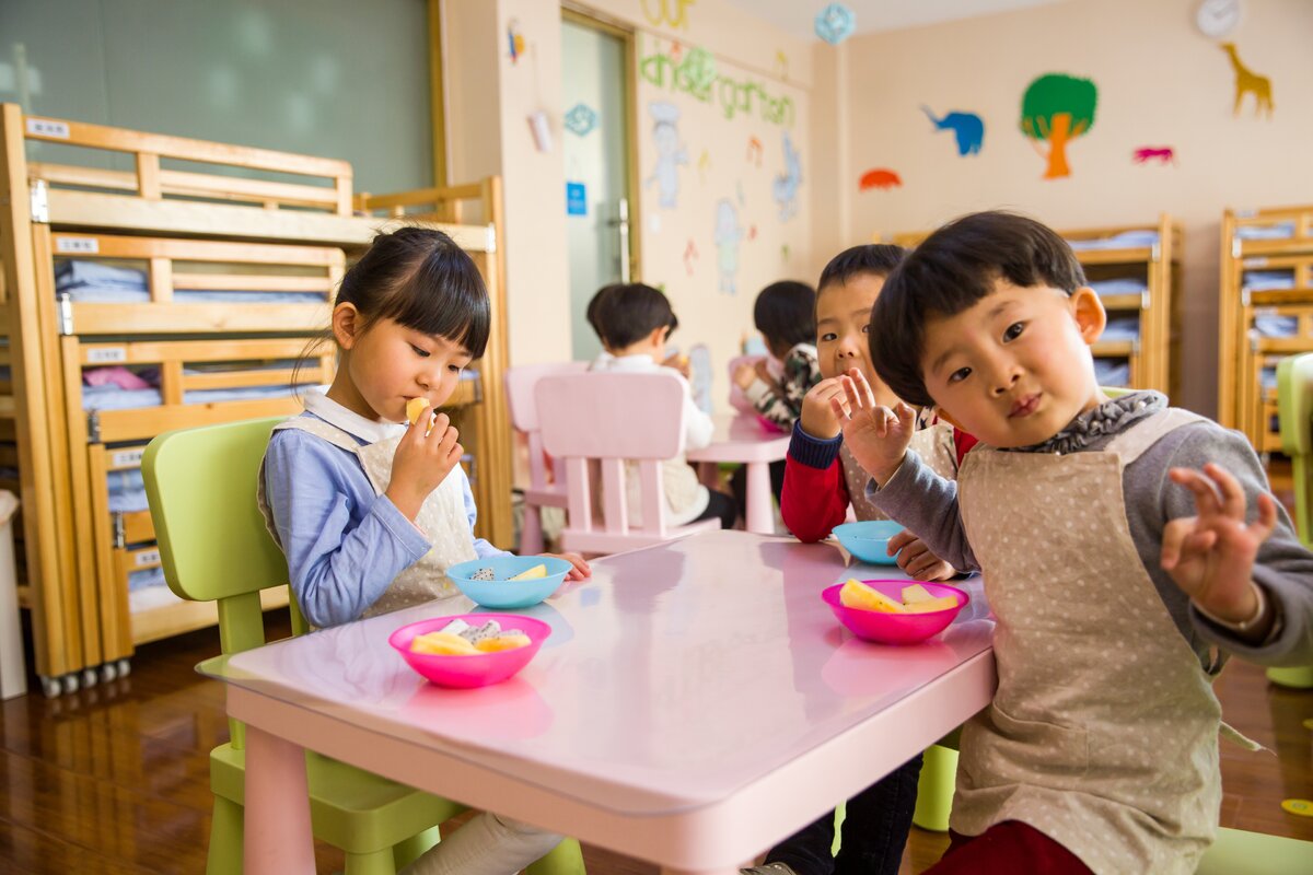 https://www.pexels.com/photo/three-toddler-eating-on-white-table-1001914/