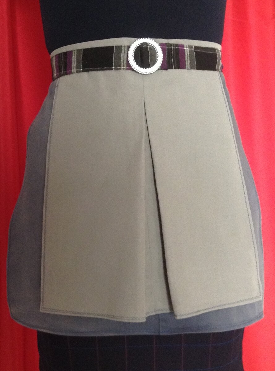 Двухцветный фартук со встречной складкой.