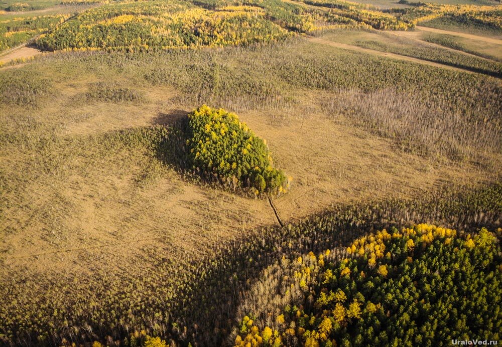 Южный остров. На фото видна тёмная полоса затопленной тропы