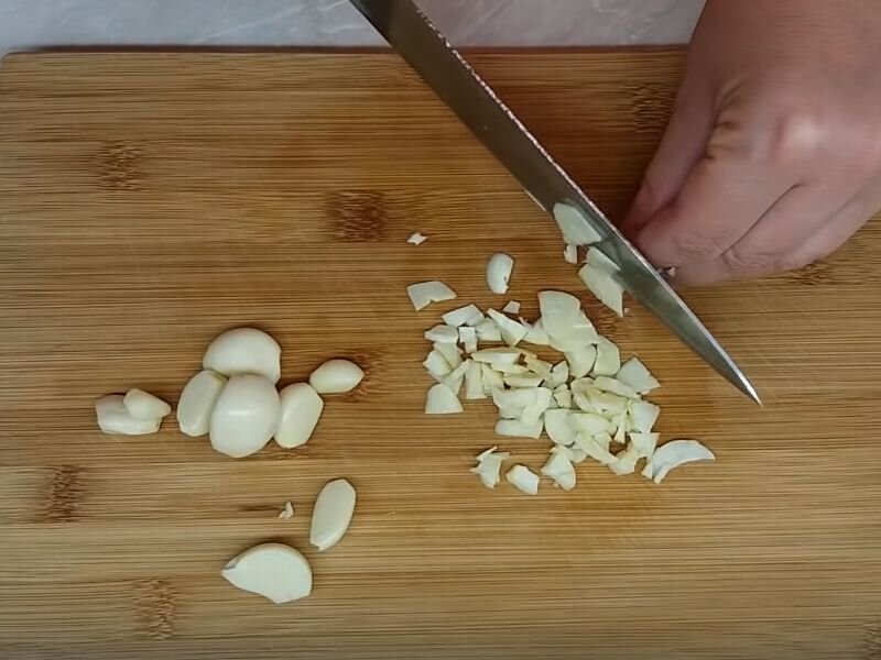 Очистите чеснок и нарежьте