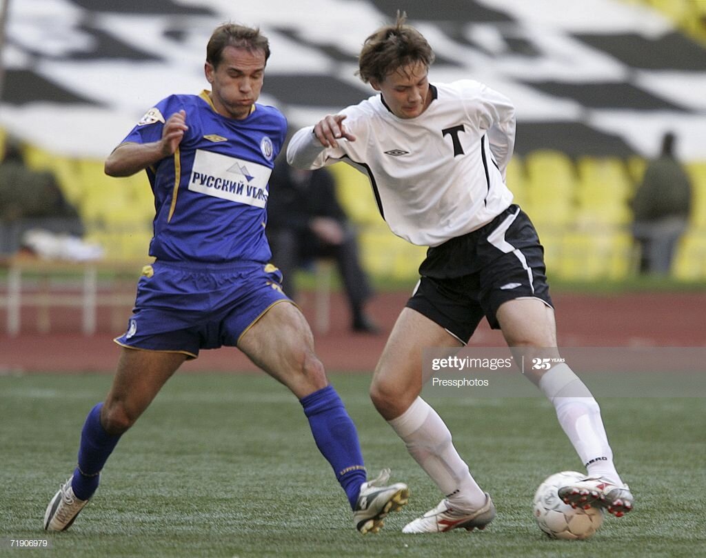 Андрей Перов (справа). Источник: https://www.gettyimages.com/detail/news-photo/andrey-perov-of-torpedo-moscow-competes-for-the-ball-with-news-photo/71906979