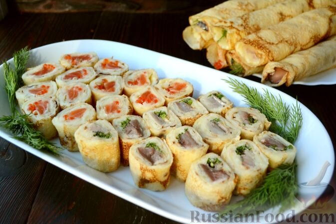 блины тонкие, рыба красная слабосолёная, филе сельди слабосолёной, картофель, сметана, масло сливочное, икра красная, укроп свежий, лук зелёный