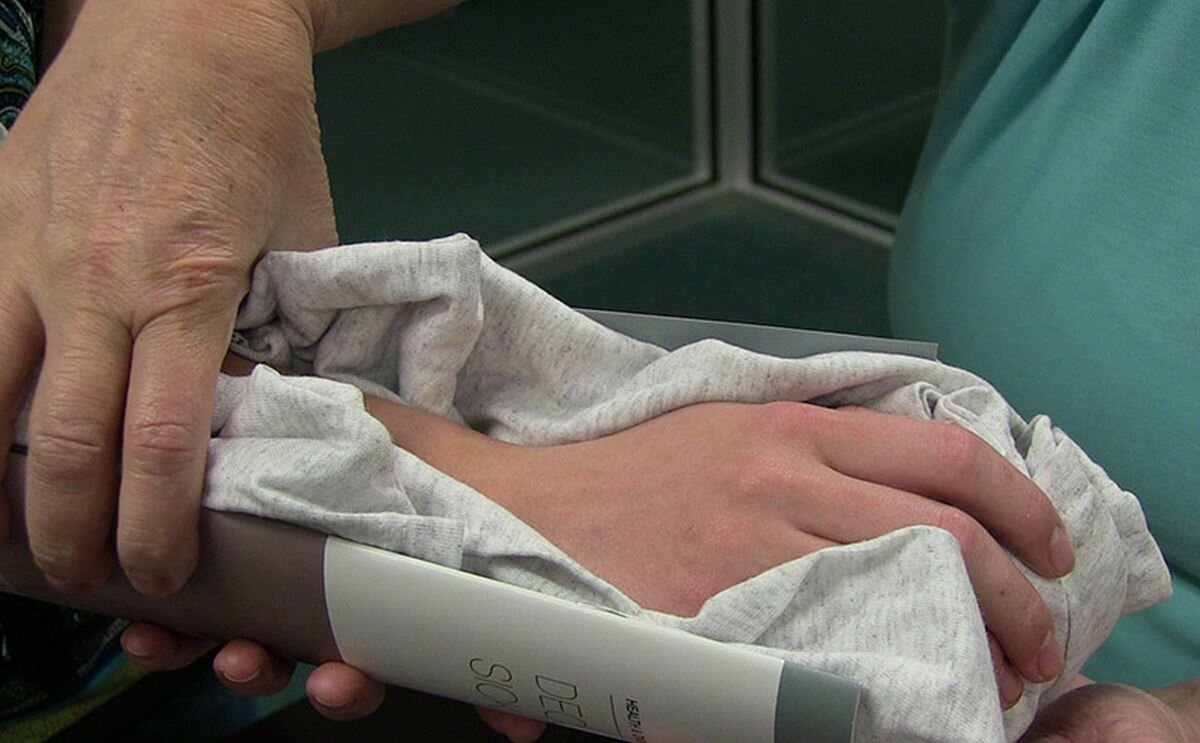 Если у вас нет шины в аптечном наборе, импровизируйте с журналом, футболкой для подкладки и несколькими марлевыми бинтами или липучками.