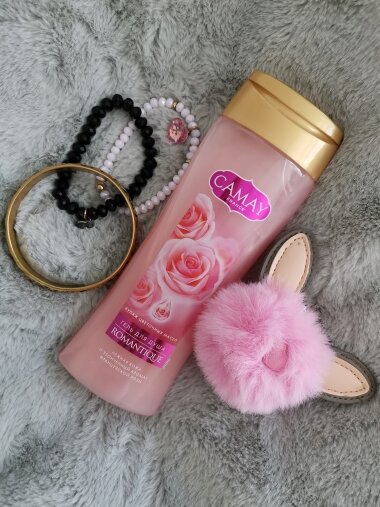 Определённого названия я не увидела, но на нём нарисованы розы