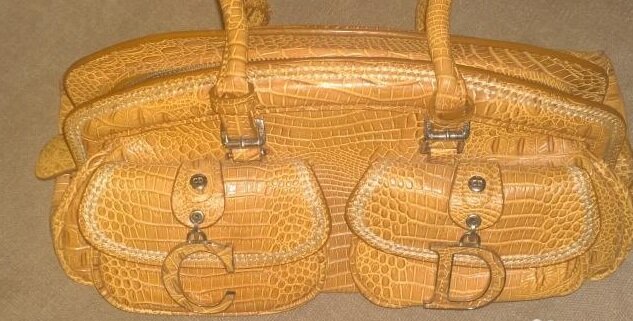 Dior 05-MA-0045 Коллекция 2006 года сделано в Италии есть серийный номер. Не путать с сумками этой коллекции из гладкой кожи за 2000$. Цена на момент выпуска 18250$. Текущая рыночная цена 3950$ из черной кожи крокодила. Эта модель в очень редком цвете.