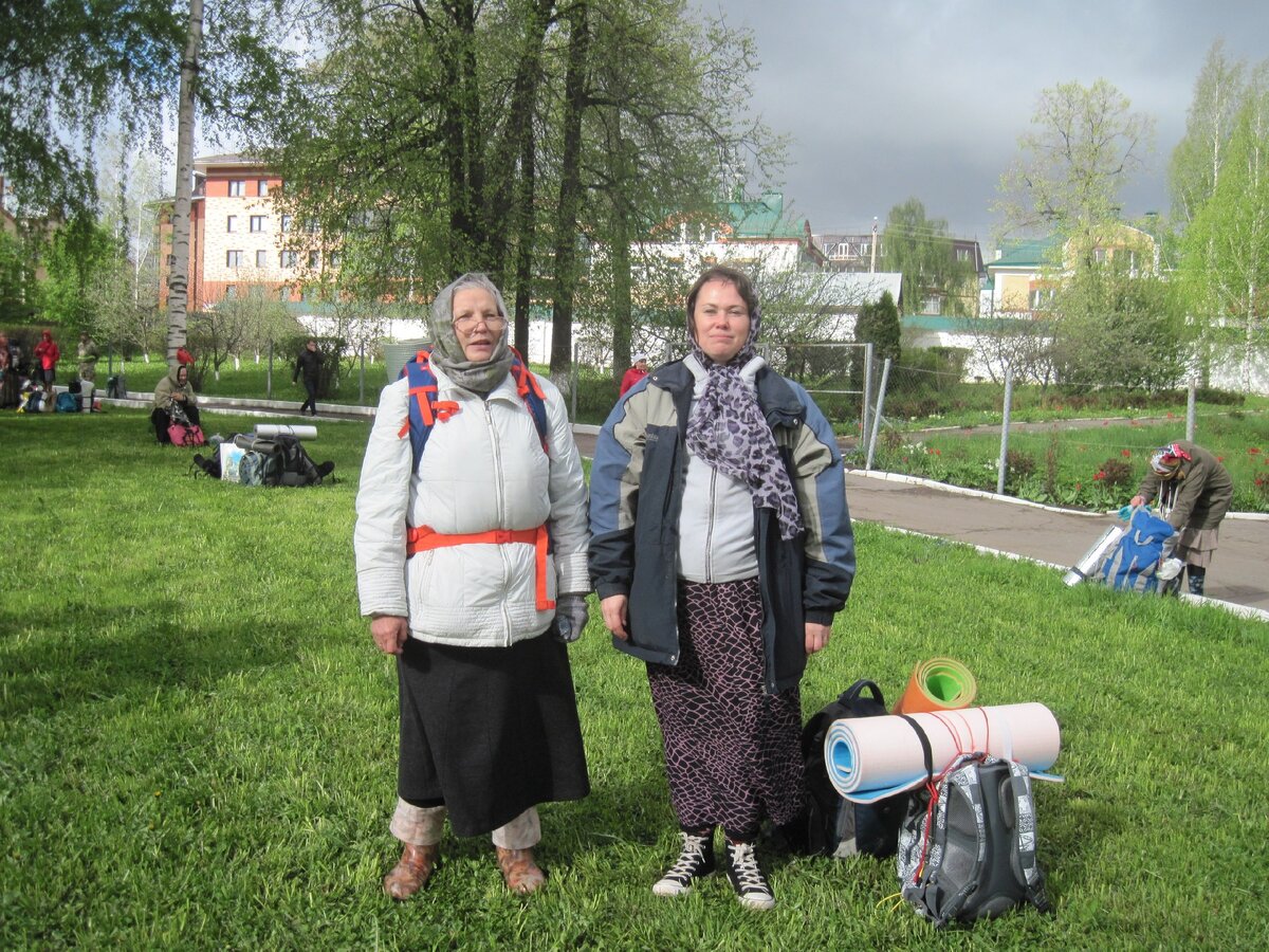 Мы с Ниной Александровной в первый день пути Великорецкого крестного хода на литургии возле Трифонова монастыря в Кирове. 