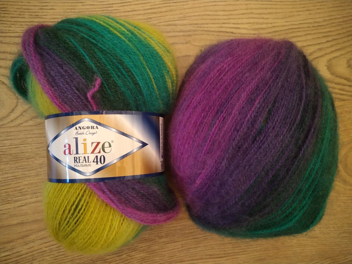 Цвет как раз вполне себе павлиний. Хотя, жёлтый кажется мне салатовым.