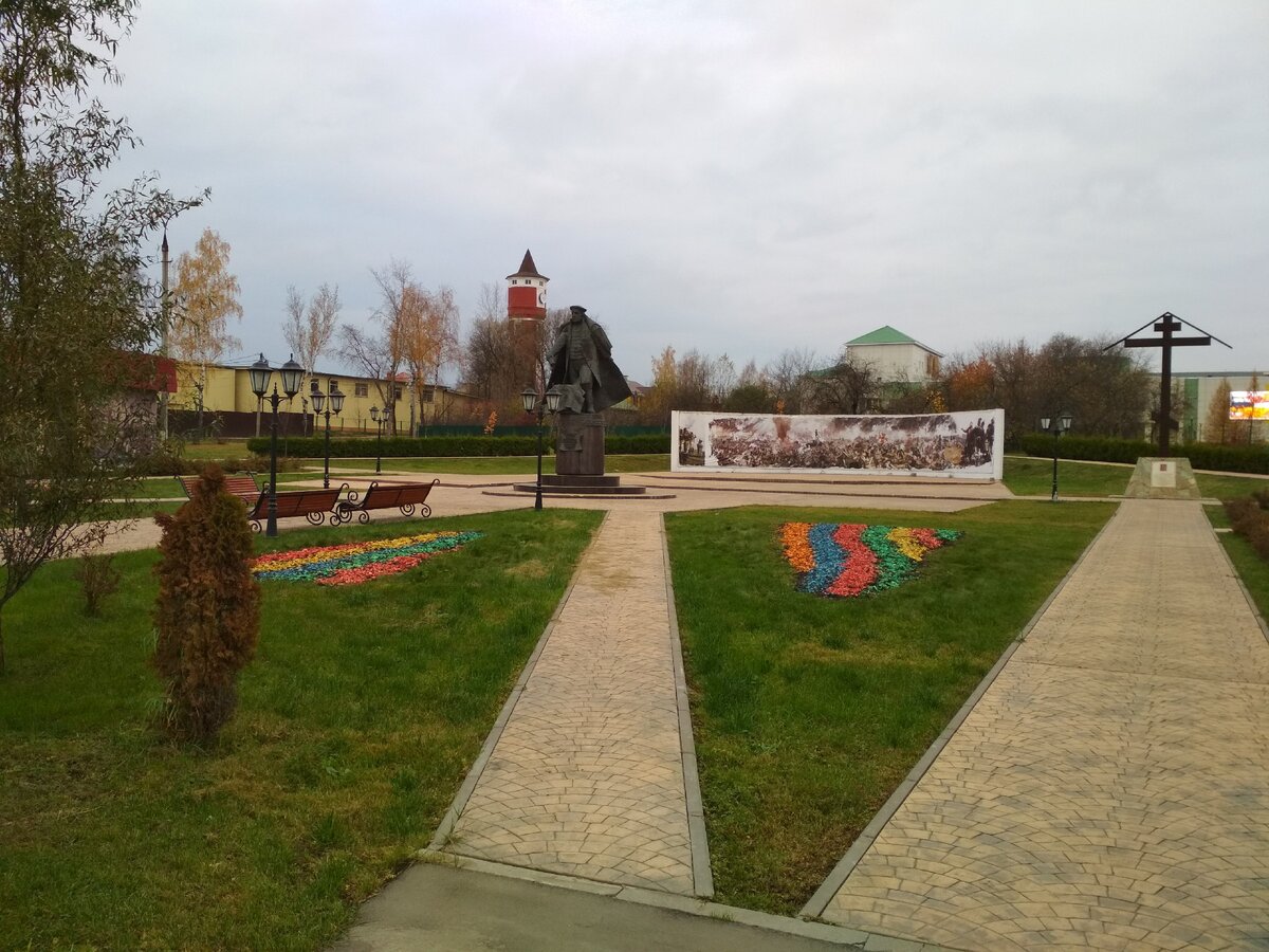 Памятник, дорожки, диорама, скамейки, фонари, крест...