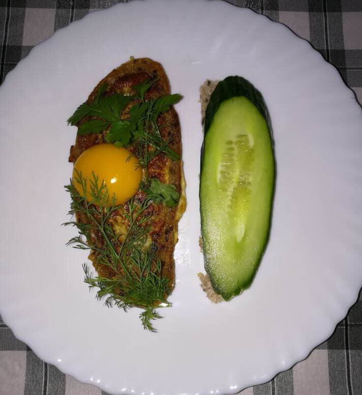 Яичница в хлебе с огурцом на мякише