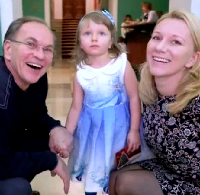 Алексей Гуськов со своей дочкой Натальей от первого брака и внучкой