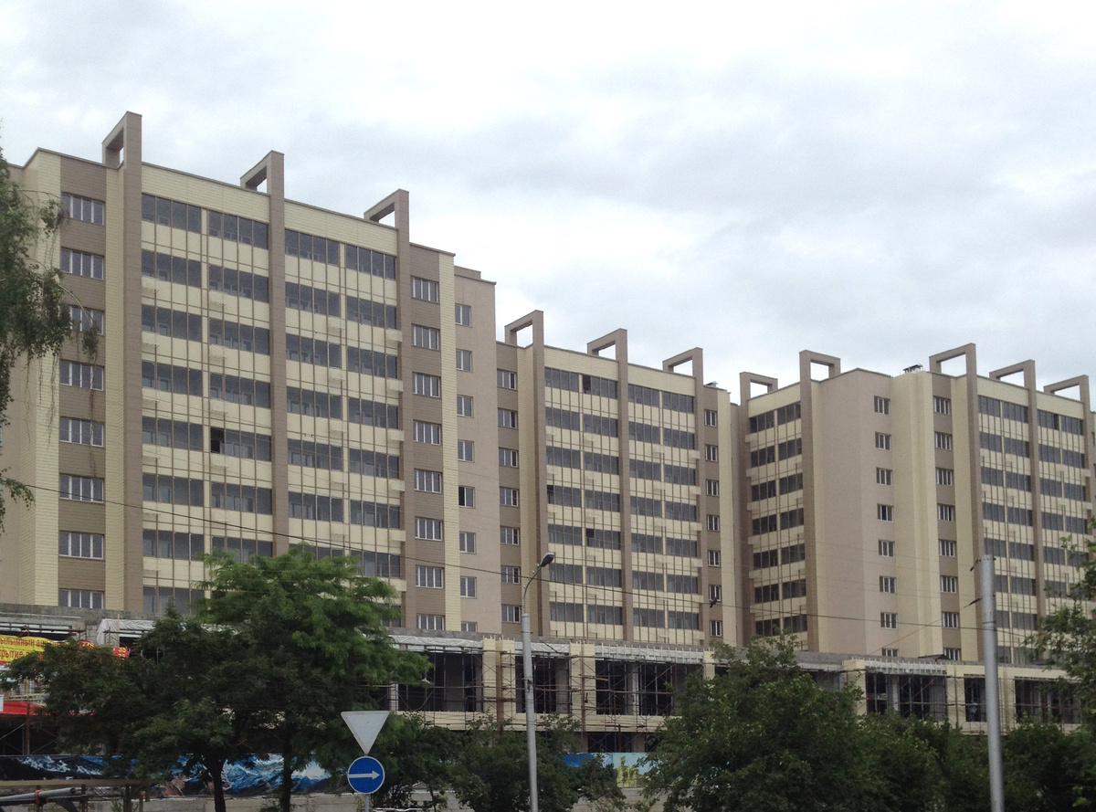 В большом доме много соседей