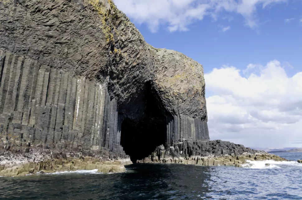 Фингалова пещера. Фингалова пещера Шотландия. Остров стаффа Шотландия. Фингалова пещера Исландия. Стаффа пещера фингала.