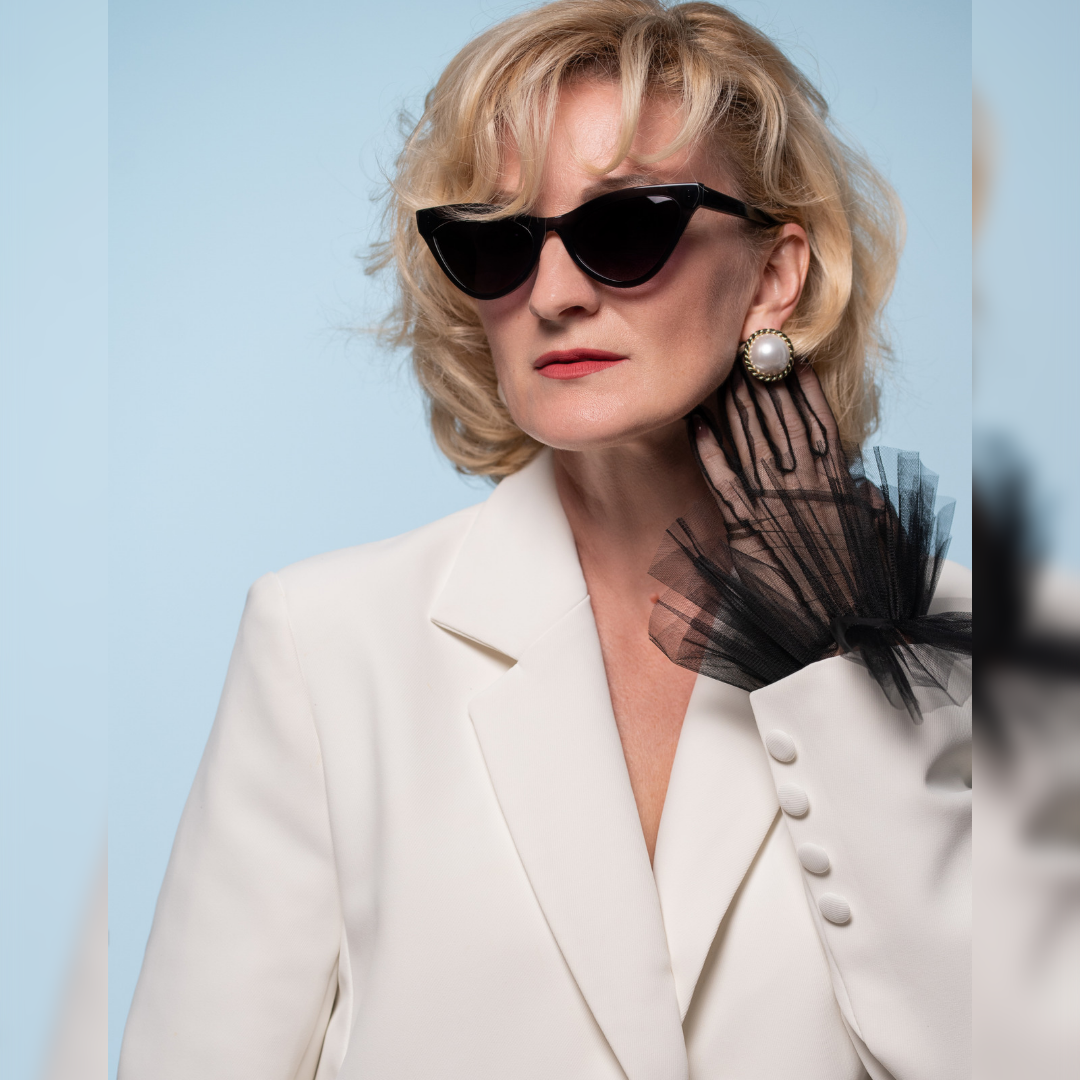 Гармоничный овал лица и ярко выраженная геометрия линий.