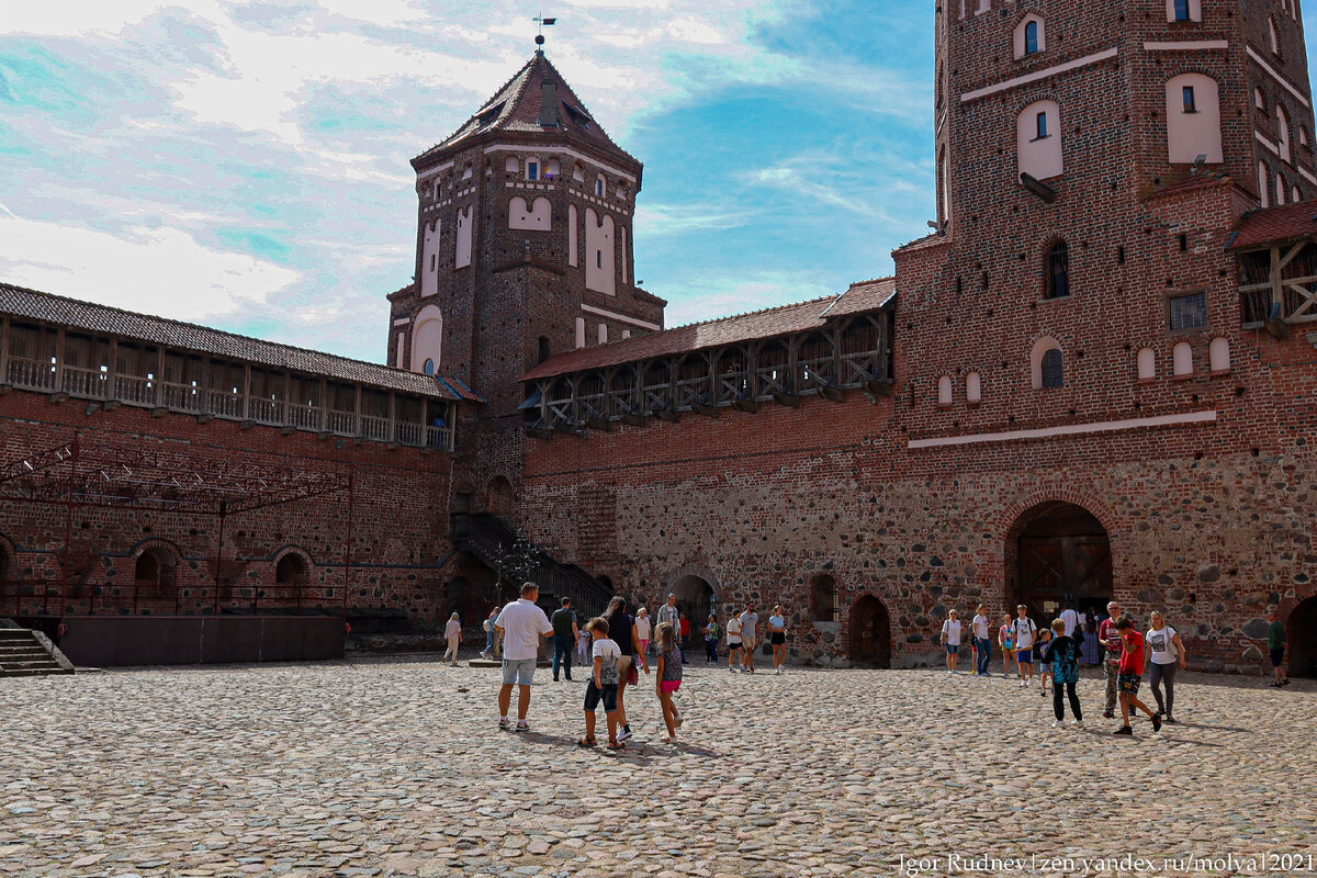 Внутренний двор Мирского замка