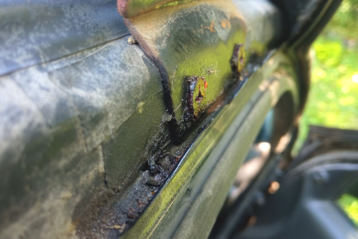 Вот такое царство коррозии содержится под уплотнительными резинками!