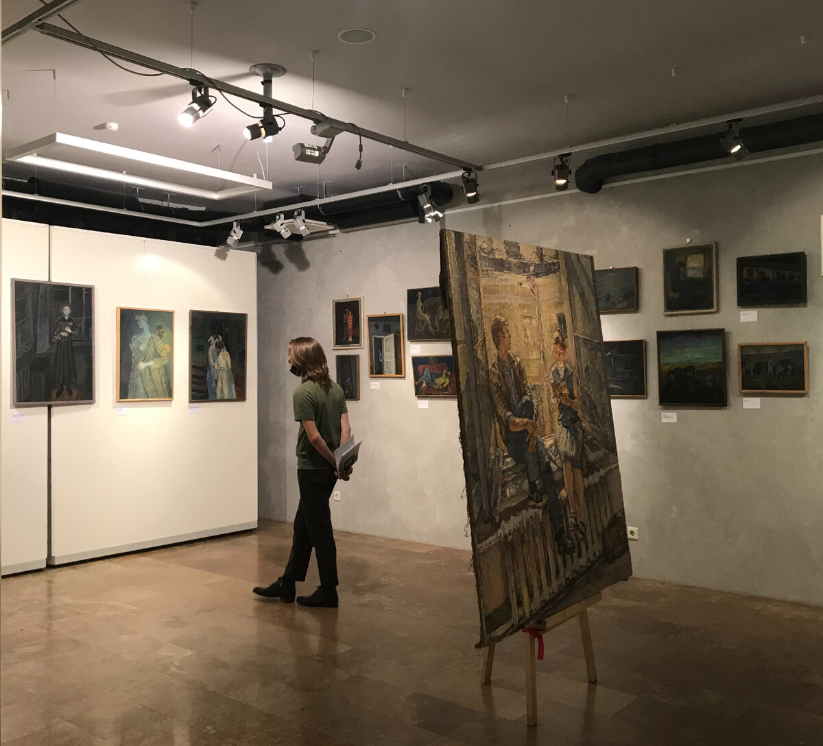 Зал в Новом музее Аслана Чехоева. Выставочный проект "Пролетая над Васильевским" 