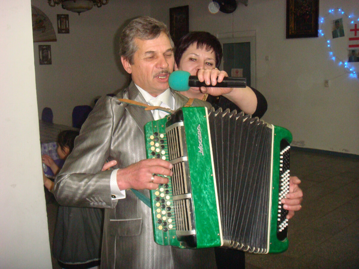 Он еще и сам играет на гармошке, и также коллекционирует их. 