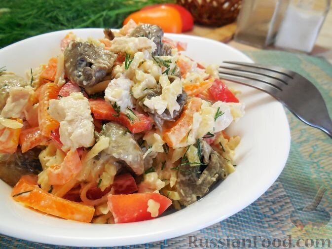 куриное филе, перец болгарский, шампиньоны, сыр твёрдый, масло сливочное, майонез, зелень укропа, соль, перец чёрный молотый, лавровый лист