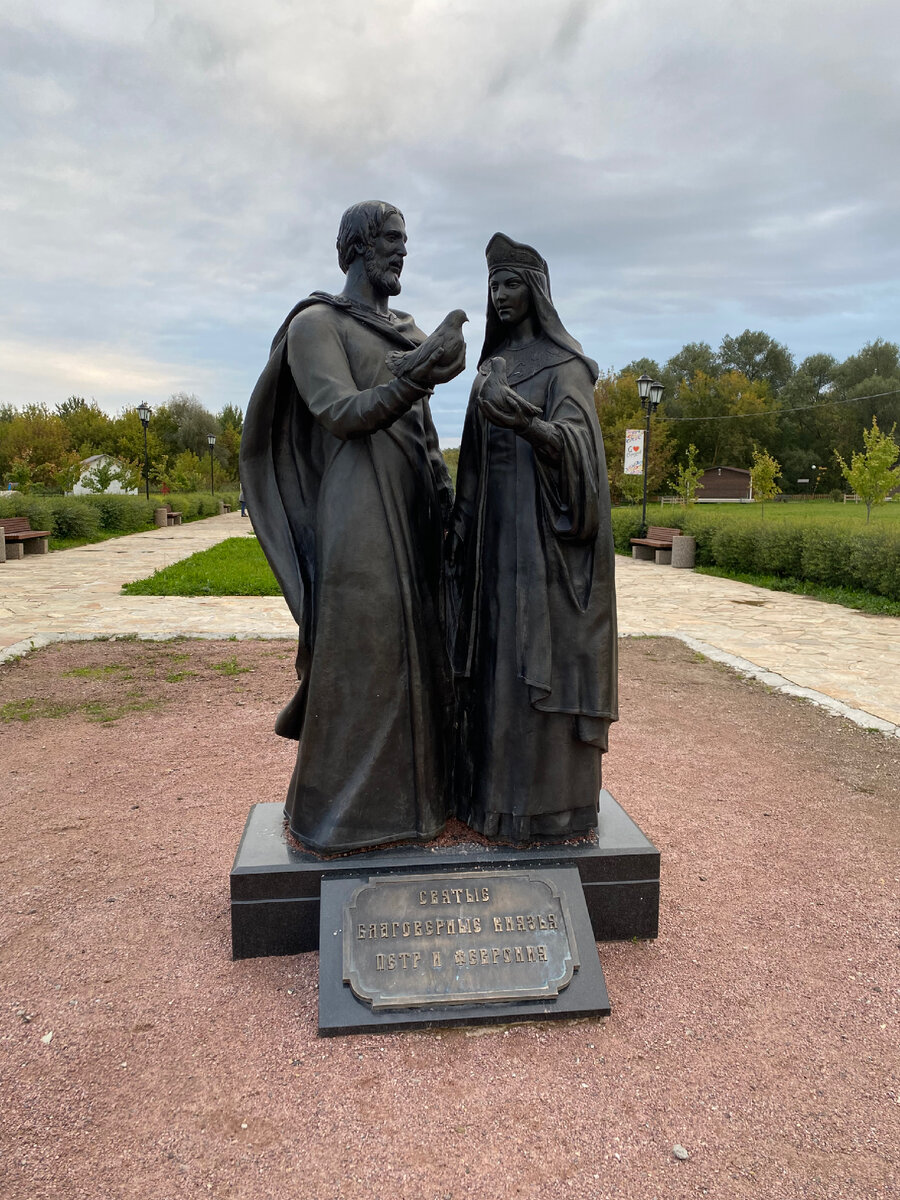 Памятник Петру и Февронии.