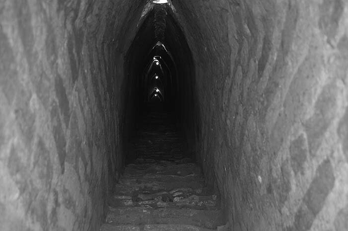 Один из коридоров Чолульской пирамиды. Изображение взято из книги А. Ю. Склярова "Пирамиды: загадки строительства и назначения", издательство ВЕЧЕ, 2013