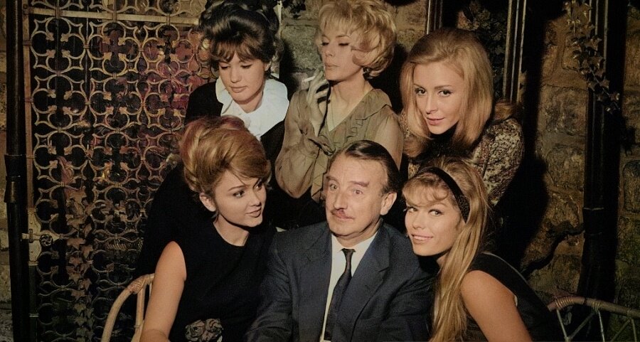 Чейз, как и его герои, любил общество красивых женщин. Фото из открытого доступа. Раскрасил фото я сам, чтоб подчеркнуть красоту этих очаровашек.