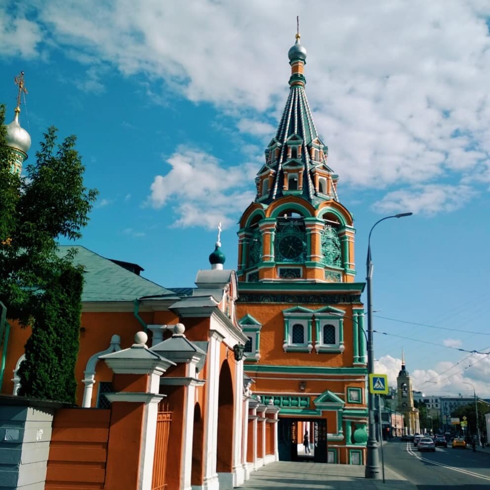 Колокольня храма выходит на проезжую часть. Вход находится под аркой.