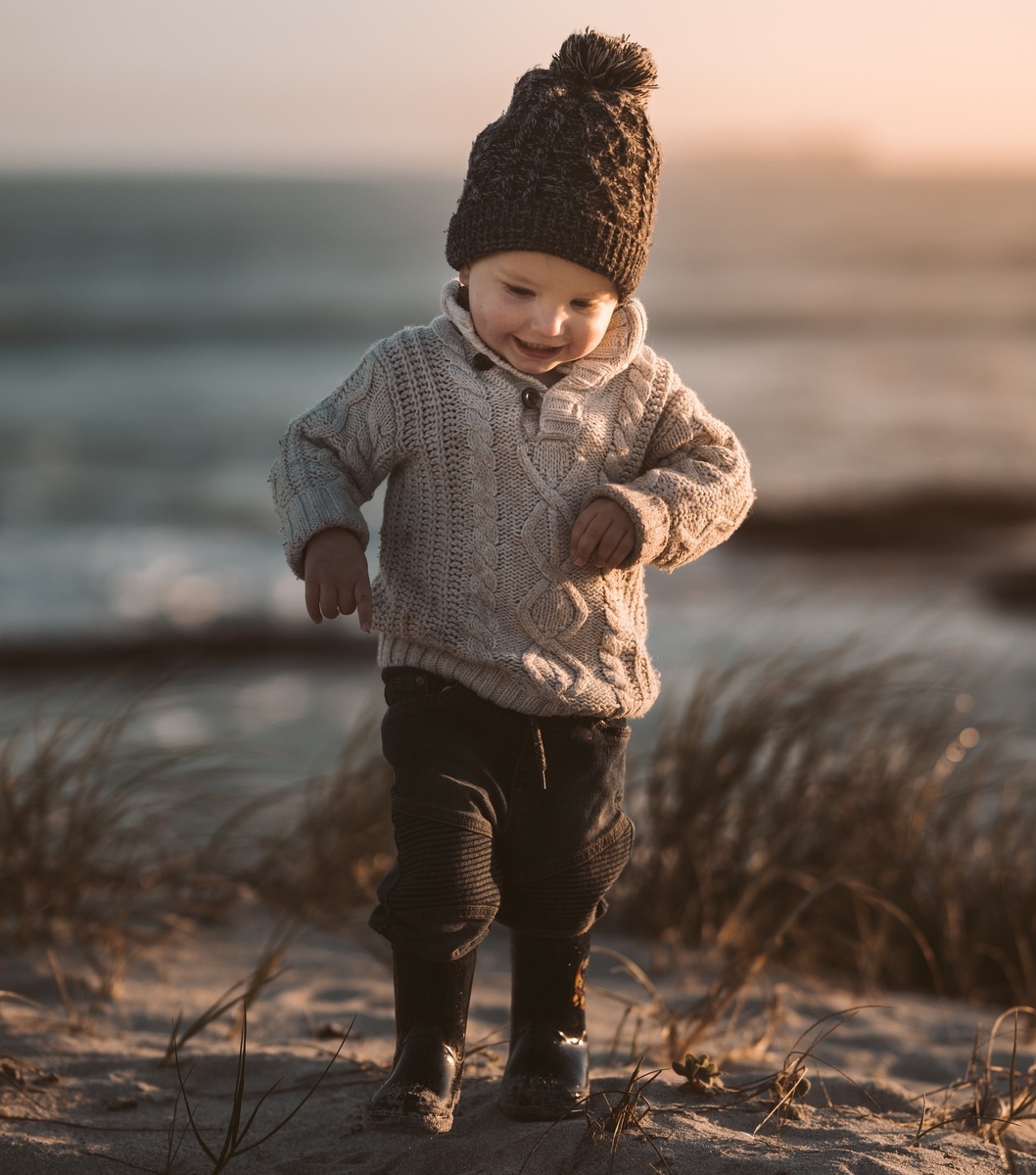 Алёшенька радуется жизни в тёплом свитере...