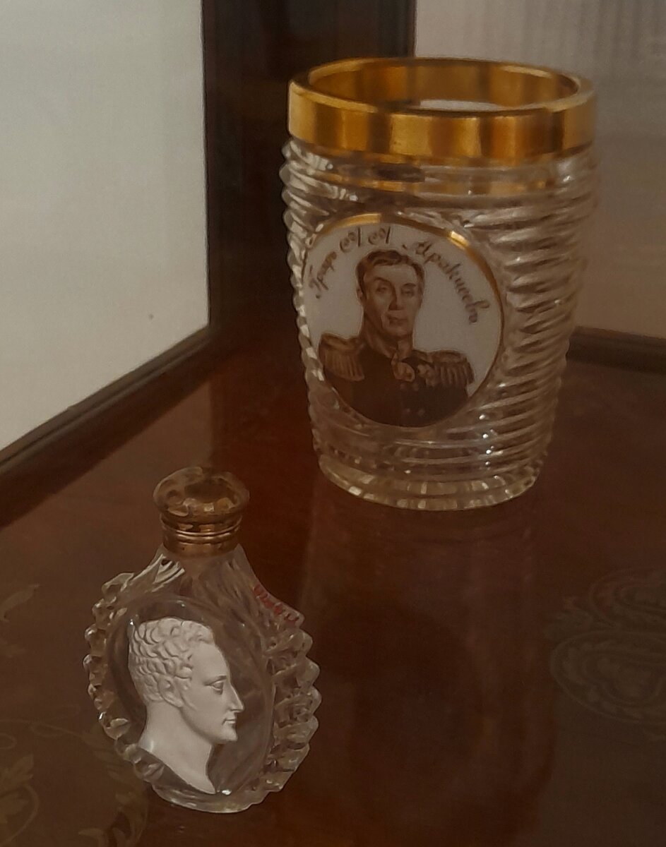 На заднем плане - изображение графа Алексея Аракчеева на хрустальном стакане. 
На флаконе - портрет Александра I.
