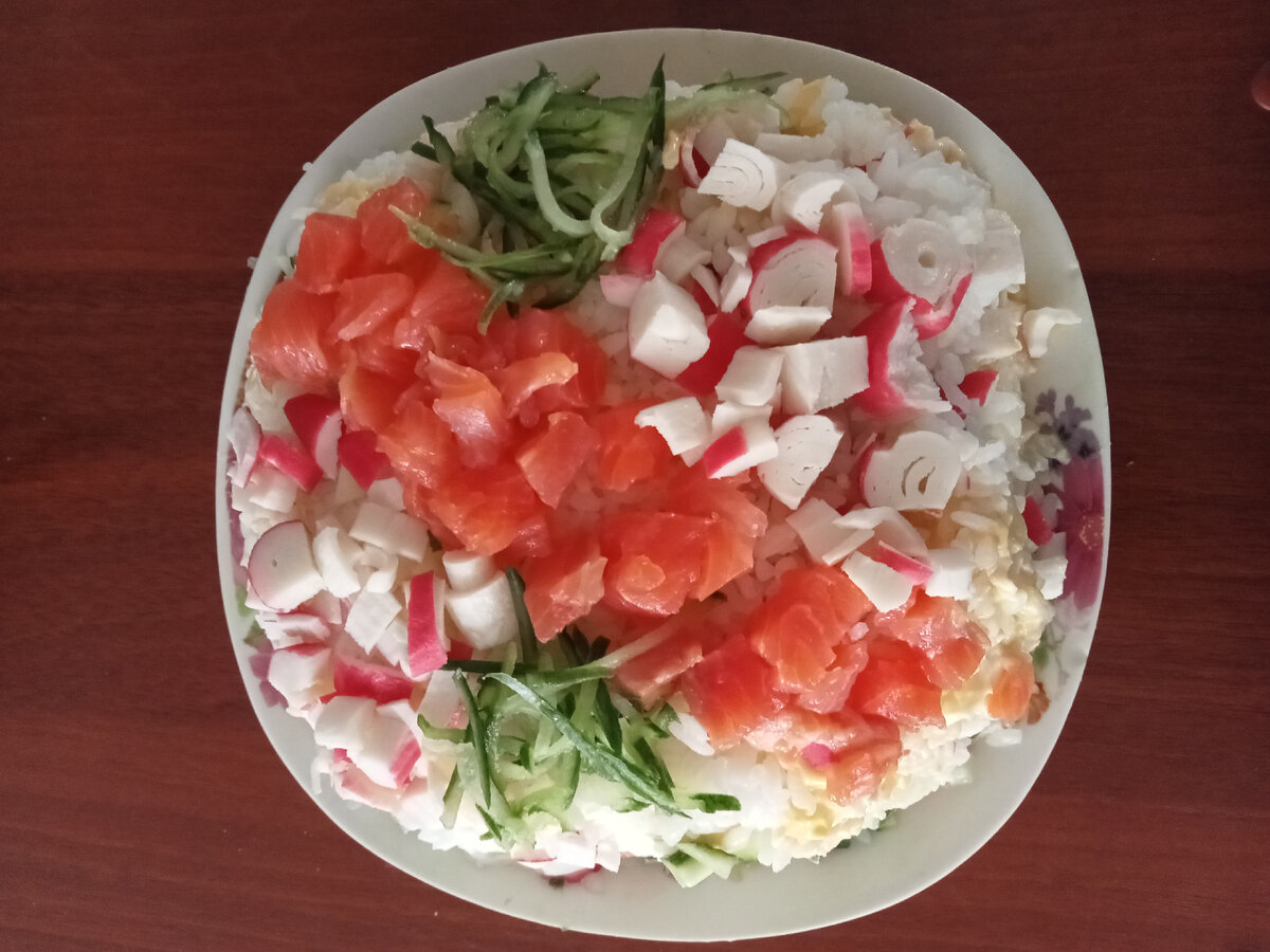 рис-сливочный сыр-рыба-рис-огурец-сливочный сыр -крабовые палки(вместо авокадо)."Дизайн" и поправки к рецепту мои)))Всё равно вкусно.