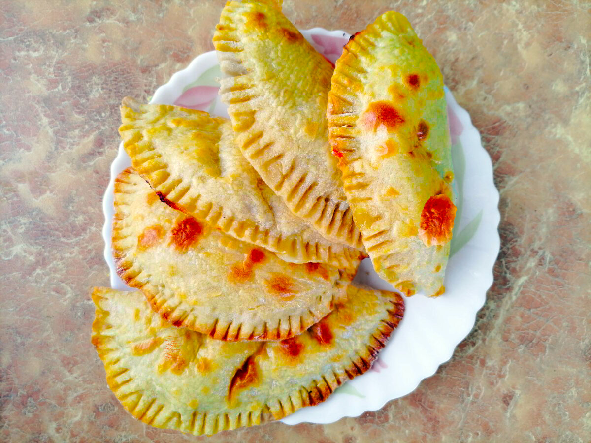 Печёные чебуреки. Не успеешь сфотографировать, а их уже нет. 