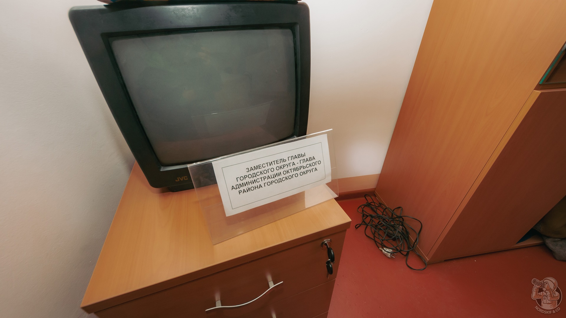 Прохожие и не знают, что у них под ногами огромное и полностью укомплектованное бомбоубежище!13